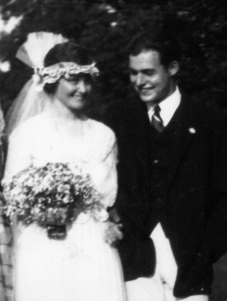 452px-Ernest_Hemingway_1921_wedding_day-crop.png
