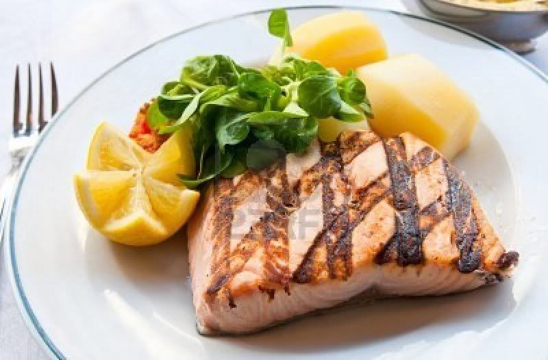 8664666-grilled-salmon--with-fresh-lettuce-and-mash-potatoes.jpg