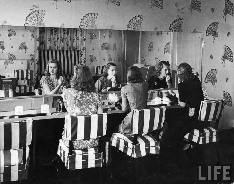 AlfredEisenstaedt-StorkClubPowderroom1944.jpg