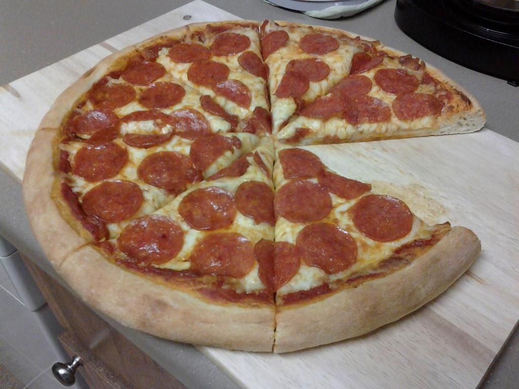 Old picture of a pepperoni pizza