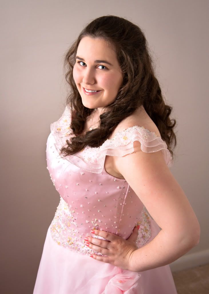 IMAGE: http://i59.photobucket.com/albums/g300/rlineberg/LindsayGrad-1.jpg